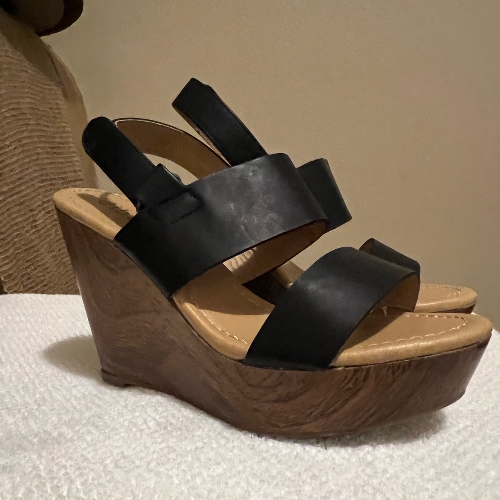 Black wedges